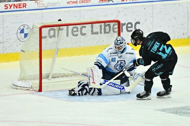 Karlovarský Petr Tomek proměňuje nájezd proti Petru Kváčovci z&nbsp;Liberce