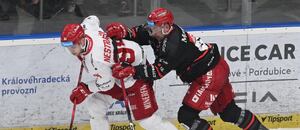 Třinec vyhrál úvodní duel v Hradci, čtvrtfinále extraligy pokračují dnes druhými zápasy