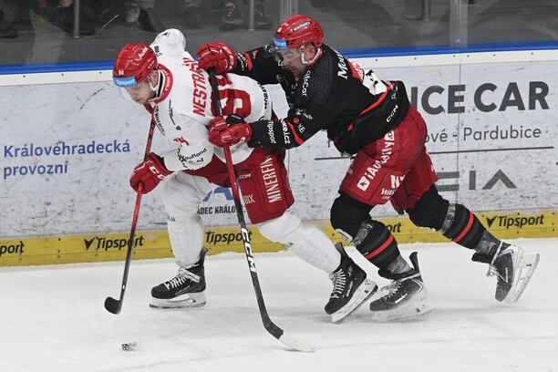 Třinec vyhrál úvodní duel v&nbsp;Hradci, čtvrtfinále extraligy pokračují dnes druhými zápasy