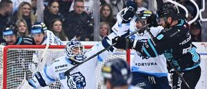 Čtvrtfinále Liberec vs. Karlovy Vary: Petr Kváča, Marek Baránek (Bílí Tygři) a Ondřej Beránek (Energie) v 1. zápase. Foto z 20. 3. 2026