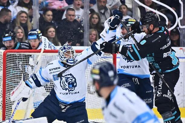 Čtvrtfinále Liberec vs. Karlovy Vary: Petr Kváča, Marek Baránek (Bílí Tygři) a&nbsp;Ondřej Beránek (Energie) v&nbsp;1. zápase. Foto z&nbsp;20. 3.&nbsp;2026