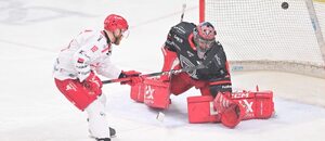 Třinecký forvard Flynn zakončuje proti hradeckému gólmanovi Škorvánkovi