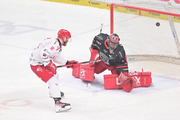 Třinecký forvard Flynn zakončuje proti hradeckému gólmanovi Škorvánkovi