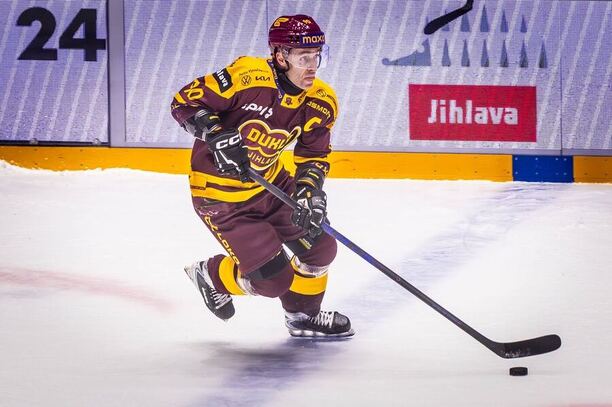 Kapitán Dukly Jihlava Tomáš Čachotský v&nbsp;zápase 1.&nbsp;české Maxa ligy. I jeho dnes čeká třetí utkání semifinále play off.