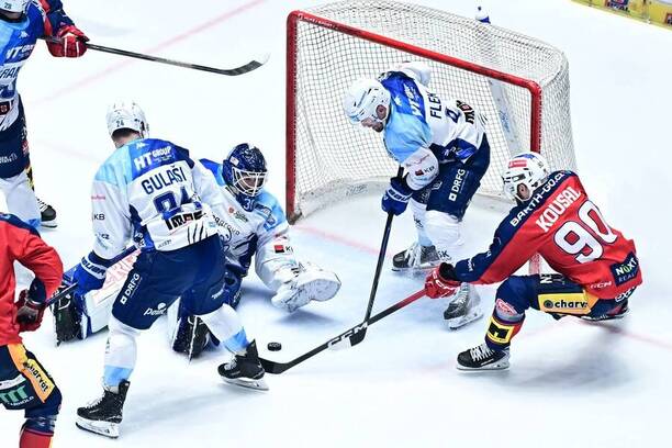 Robert Kousal střílí branku ve druhém zápase mezi Pardubicemi a&nbsp;Kometou