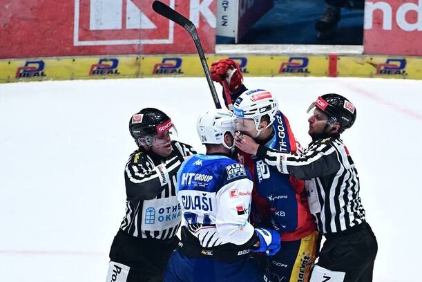 V sérii play off Tipsport extraligy 2026 mezi Kometou a&nbsp;Pardubicemi to vře, dnes čtvrtfinále pokračuje 3.&nbsp;zápasem.