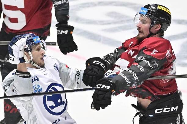 Jan Schleiss z&nbsp;Plzně a&nbsp;Mikael Seppälä ze Sparty ve čtvrtfinálovém zápase