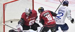 Plzeňský Adam Měchura skóruje v zápase proti Spartě