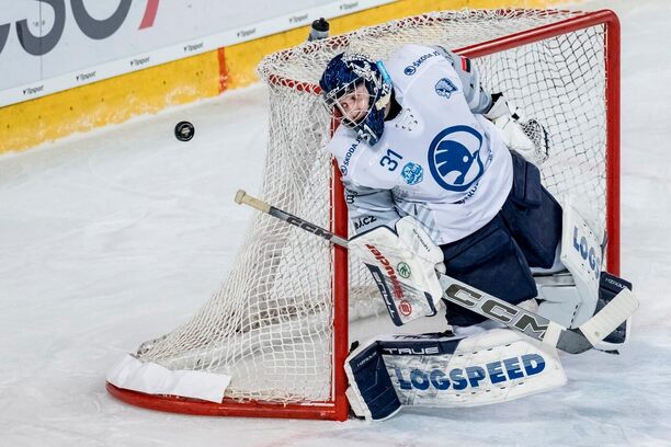 Brankář Nick Malík ve 3.&nbsp;čtvrtfinále play off Tipsport extraligy 2026. Dnes jsou na programu 4.&nbsp;zápasy sérií Sparta vs. Plzeň a&nbsp;Kometa vs. Pardubice