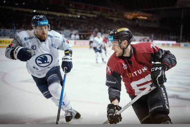 Jakub Lev a&nbsp;Adam Raška ve čtvrtém čtvrtfinále play off Tipsport extraligy 2026. Dnes živě sledujte 5.&nbsp;zápas Plzeň vs. Sparta Praha.