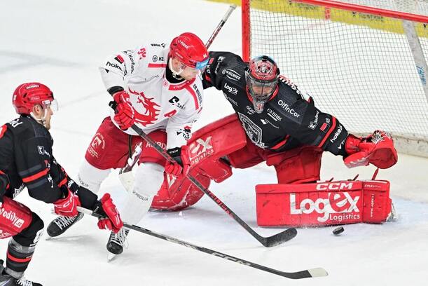 Třinecký Andrej Nestrašil před brankářem Škorvánkem