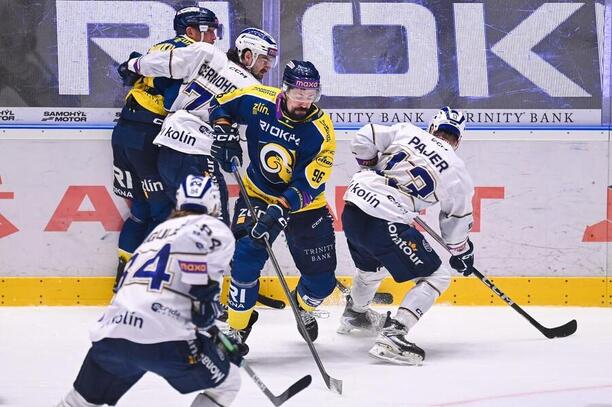 Nejlepší zlínský střelec Richard Jarůšek mezi kolínskými hráči