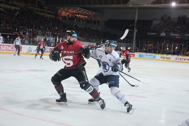 Osobní souboj Devina Shora (vlevo) s&nbsp;Matyášem Filipem