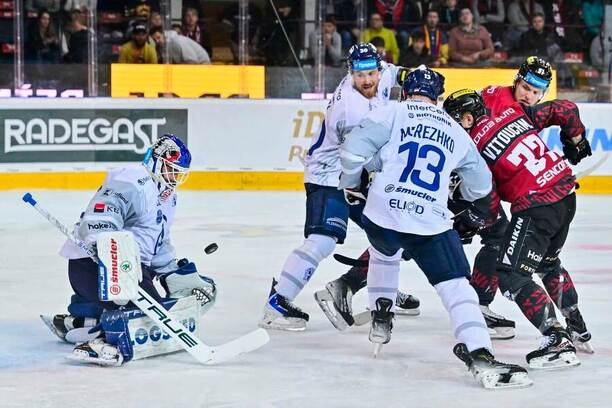 Hokejisté Plzně a&nbsp;Sparty v&nbsp;souboji během čtvrtfinále play off ELH 2026