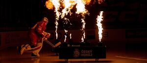 Daniel Vladař při předzápasové show, fotka z Českých hokejových her 2025