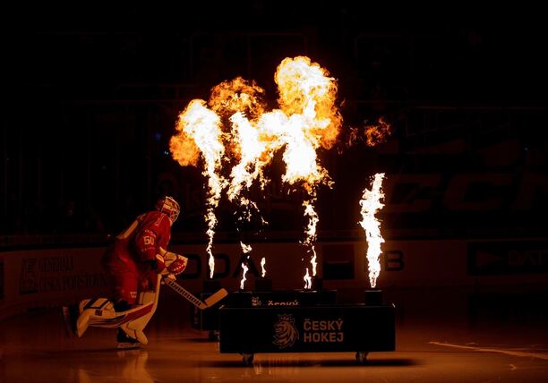 Daniel Vladař při předzápasové show, fotka z Českých hokejových her 2025