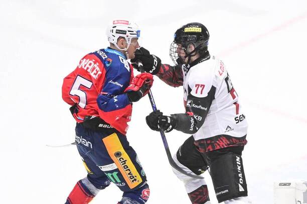 Střetnutí 52. kola ELH 2025/26: Na snímku zleva pardubický útočník Tomáš Vondráček a&nbsp;David Němeček, obránce Sparty