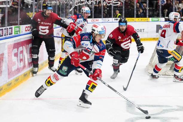 Pardubický útočník Lukáš Sedlák na puku v&nbsp;duelu 39. kola TELH 2025/26 proti Spartě