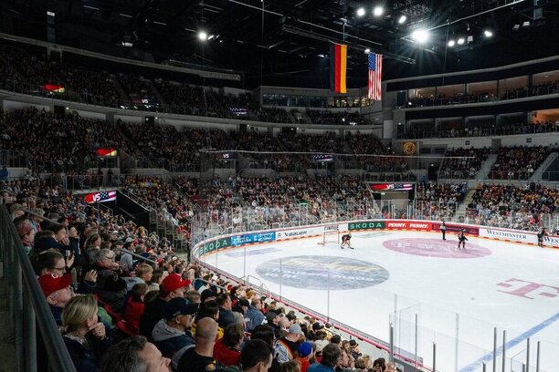 MS v ledním hokeji 2027 v Německu hostí Düsseldorf a Mannheim. Na snímku PSD Bank Dome během přípravného zápasu Německo vs. USA