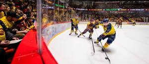 Zlínský Jesse Paukku na puku, fotka z prvního finále Jihlava vs. Zlín