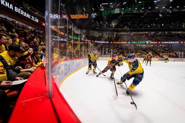 Zlínský Jesse Paukku na puku, fotka z&nbsp;prvního finále Jihlava vs. Zlín