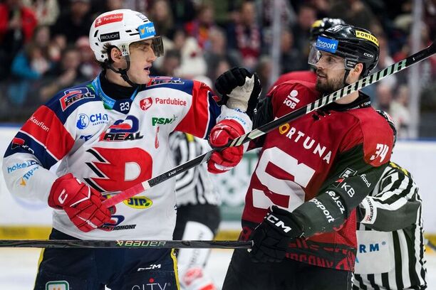 Lukáš Sedlák a&nbsp;Michael Špaček v&nbsp;zápase mezi Pardubicemi a&nbsp;Spartou