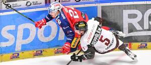 Semifinále ELH Pardubice vs. Sparta Praha dnes pokračuje 2. zápasem; na snímku Libor Hájek a Mikael Seppälä v 1. utkání v Enteria areně.