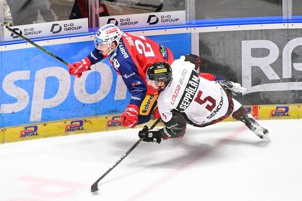 Semifinále ELH Pardubice vs. Sparta Praha dnes pokračuje 2.&nbsp;zápasem; na snímku Libor Hájek a&nbsp;Mikael Seppälä v&nbsp;1. utkání v&nbsp;Enteria areně.
