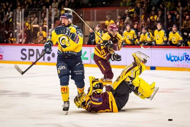 Utkání 2.&nbsp;finále Maxa ligy 2025/26 - na fotce zleva zlínský útočník Richard Jarůšek, brankář Jihlavy Adam Beran a&nbsp;jeho spoluhráč Lukáš Mareš