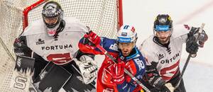 HC Sparta Praha a HC Dynamo Pardubice dnes hrají 3. semifinále play off. Brankáře Jakuba Kováře (vlevo) minule překonal jen Lukáš Sedlák (uprostřed)