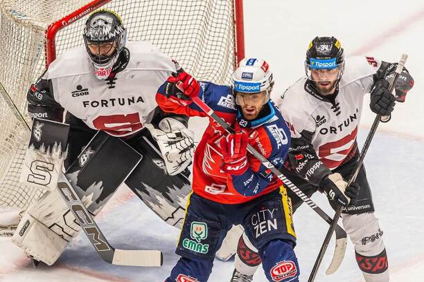 HC Sparta Praha a&nbsp;HC Dynamo Pardubice dnes hrají 3.&nbsp;semifinále play off. Brankáře Jakuba Kováře (vlevo) minule překonal jen Lukáš Sedlák (uprostřed)