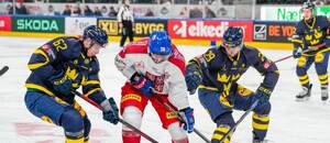 Český útočník Lukáš Rousek bojuje o puk se švédskou dvojicí Axel Andersson (vpravo) a Isac Heens (vlevo)