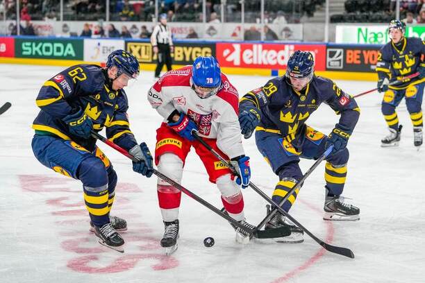 Český útočník Lukáš Rousek bojuje o puk se švédskou dvojicí Axel Andersson (vpravo) a Isac Heens (vlevo)