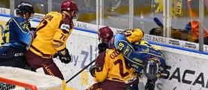 Patriks Ozols z Jihlavy hituje zlínského Jesse Paukkuho