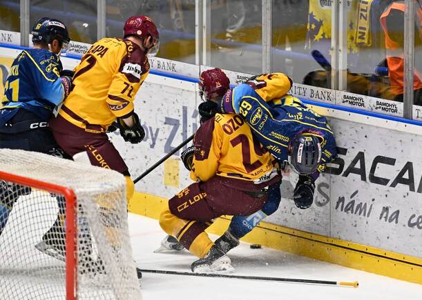 Patriks Ozols z&nbsp;Jihlavy hituje zlínského Jesse Paukkuho