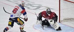Jiří Smejkal a brankář Jakub Kovář v nájezdech 3. zápasu. Dnes semifinále play off Sparta Praha vs. Pardubice pokračuje 4. utkáním.