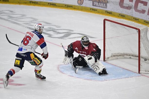 Jiří Smejkal a&nbsp;brankář Jakub Kovář v&nbsp;nájezdech 3.&nbsp;zápasu. Dnes semifinále play off Sparta Praha vs. Pardubice pokračuje 4.&nbsp;utkáním.