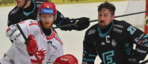 Zleva třinecký útočník Oscar Flynn a Jiří Černoch, kapitán Karlových Varů