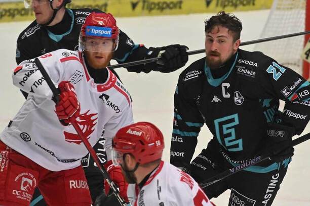 Zleva třinecký útočník Oscar Flynn a&nbsp;Jiří Černoch, kapitán Karlových Varů