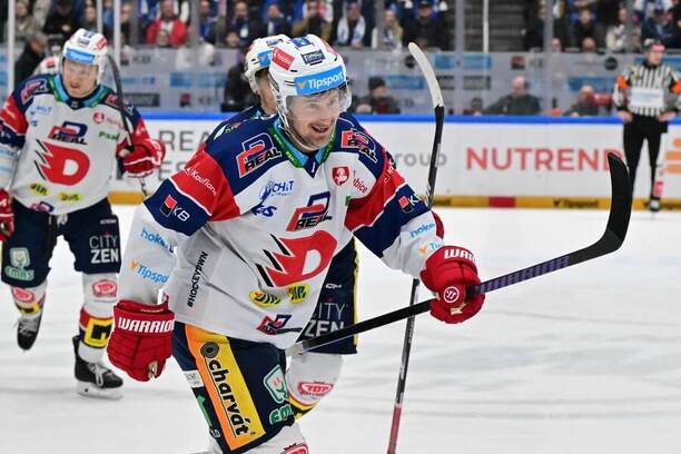 Roman Červenka dnes zaznamenal svůj 100. bod v play off české hokejové extraligy. Zde útočník Dynama slaví gól ve čtvrtfinále proti Kometě.