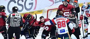 Utkání 5. zápasu semifinále TELH 2025/26: Na snímku v potyčce sparťanský obránce Niko Seppälä a Jan Stránský, útočník Pardubic