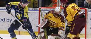 Zlínský Jesse Paukku před Jihlavským brankářem Maximem Žukovem