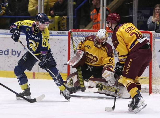 Zlínský Jesse Paukku před Jihlavským brankářem Maximem Žukovem