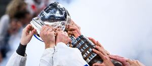 Reprezentanti Finska s trofejí pro vítěze Mistrovství světa v ledním hokeji 2026