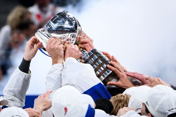 Reprezentanti Finska s&nbsp;trofejí pro vítěze Mistrovství světa v&nbsp;ledním hokeji 2026