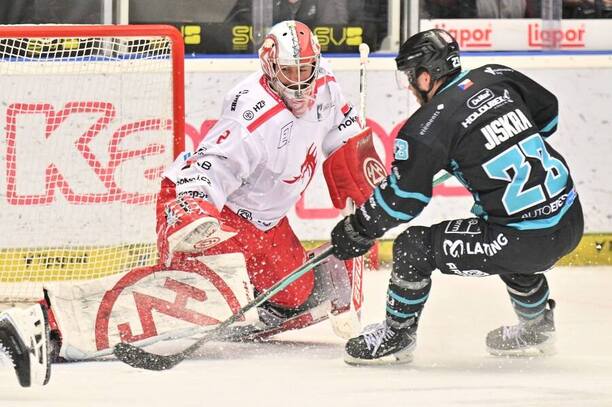 Oceláři Třinec a&nbsp;Energie Karlovy Vary dnes hrají 5.&nbsp;semifinále play off Tipsport extraligy ledního hokeje 2026. Na fotce Marek Mazanec a&nbsp;Vít Jiskra v&nbsp;minulém utkání.