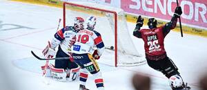 Michal Řepík skóruje, fotka ze 4. semifinále Sparta vs. Pardubice