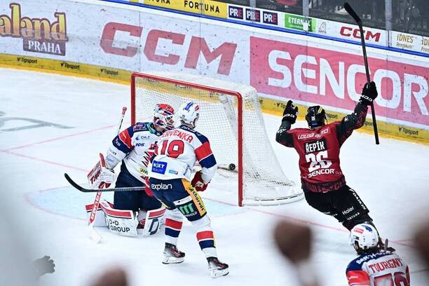 Michal Řepík skóruje, fotka ze 4.&nbsp;semifinále Sparta vs. Pardubice