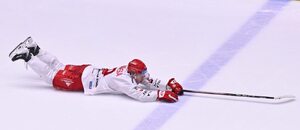 Matěj Kubiesa po vítězném gólu v prodloužení 5. finále. Mladý střelec právě posunul Oceláře Třinec do finále play off 2026