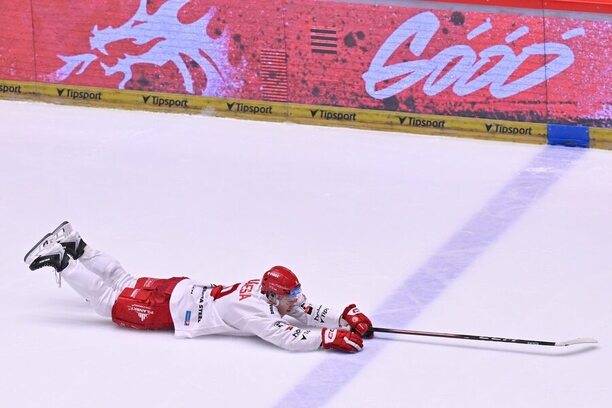 Matěj Kubiesa po vítězném gólu v&nbsp;prodloužení 5.&nbsp;finále. Mladý střelec právě posunul Oceláře Třinec do finále play off 2026